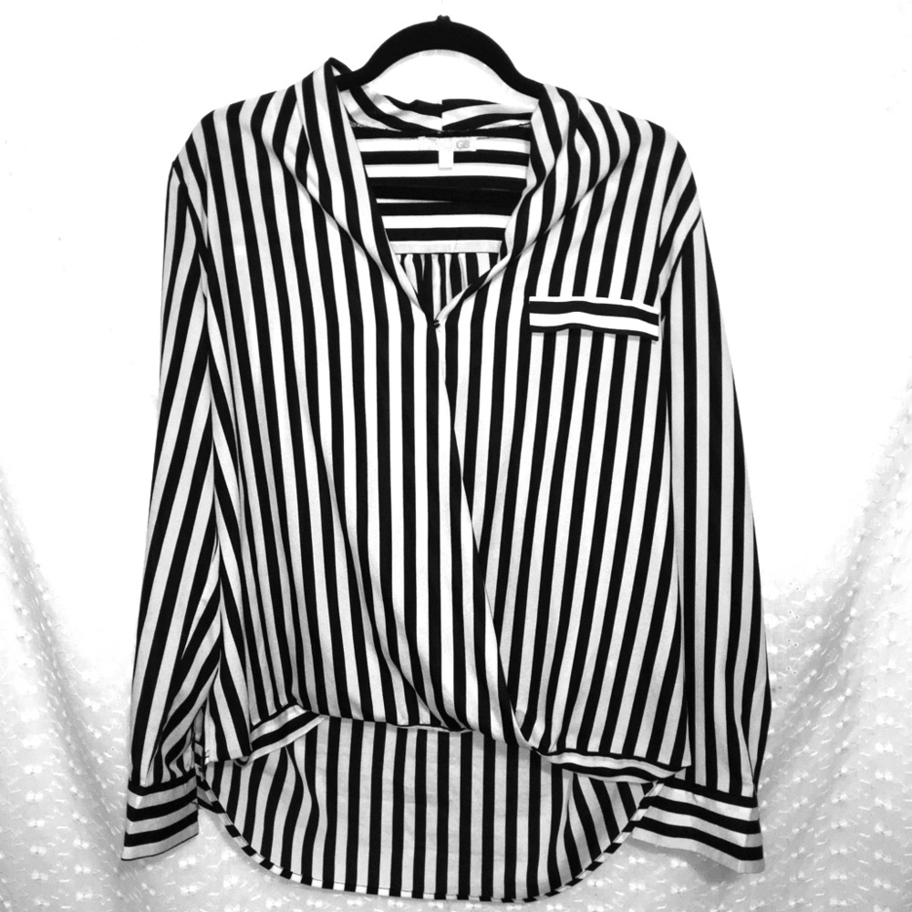 Gianni Bini Black & White Swoop Top
